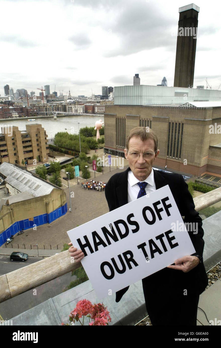 Tate-Direktor Nichola Serota vor der Tate Modern an der Londoner Southbank, wo er sich Demonstranten anschloss, die Pläne zum Bau eines neuen Hochhauses neben der Galerie widerstanden (der geplante Standort ist mit blauen Tafeln umgeben). Stockfoto