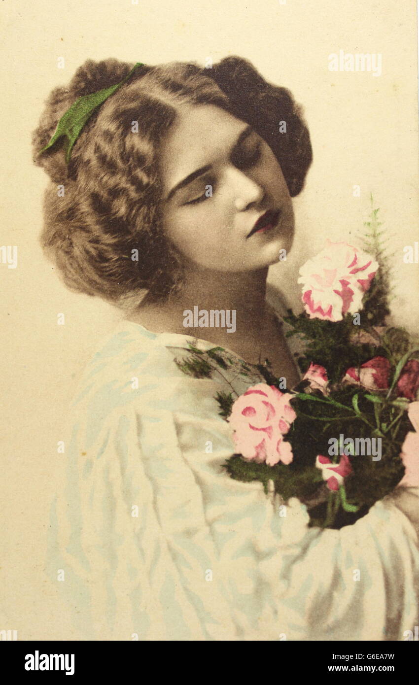 Vintage Photo Postkarte Frau mit Blumen Stockfoto