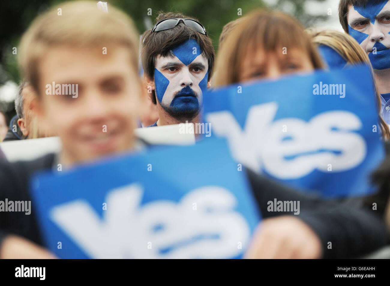 Teilnehmer an einer demonstration und Kundgebung in Edinburgh, die ein Ja-Votum im nächsten Jahr des Unabhängigkeitsreferendums forderten. DRÜCKEN Sie VERBANDSFOTO. Bilddatum: Samstag, 21. September 2013. Die Veranstaltung schien Menschenmengen aus dem ganzen Land anzuziehen, wobei die Marschierenden die obere Hälfte der Royal Mile füllten, bevor sie sich entlang einer Route im Stadtzentrum durchzogen. Während des Tages wurden die versammelten Massen erwartet, um Reden von Schlüsselfiguren der Pro-Unabhängigkeit-Bewegung wie erster Minister Alex Salmond und seine stellvertretende Nicola Sturgeon zu hören. Die Aktivisten versammelten sich in der High Street der Stadt, bevor es weiter geht Stockfoto