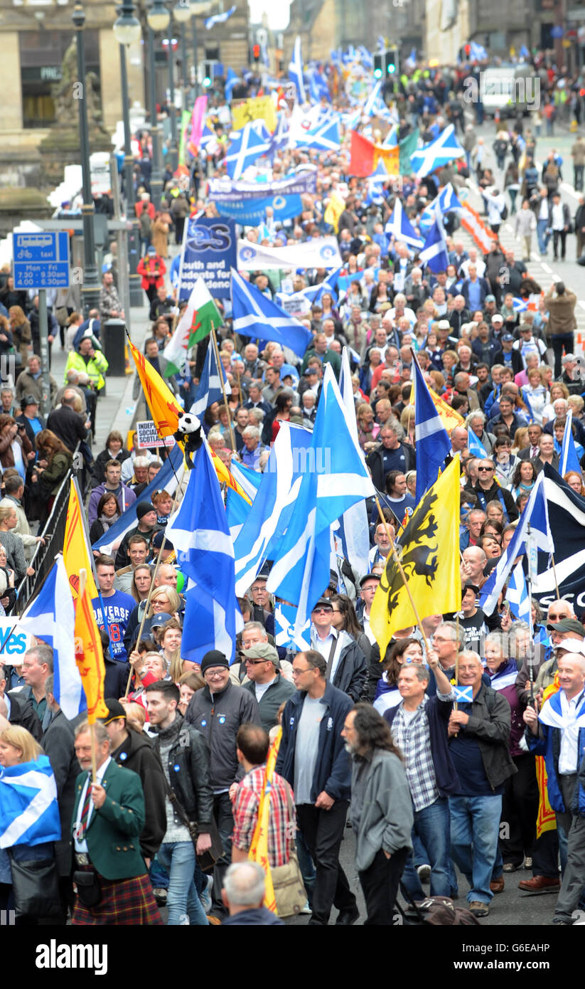 Teilnehmer an einer demonstration und Kundgebung in Edinburgh, die ein Ja-Votum im nächsten Jahr des Unabhängigkeitsreferendums forderten. DRÜCKEN Sie VERBANDSFOTO. Bilddatum: Samstag, 21. September 2013. Die Veranstaltung schien Menschenmengen aus dem ganzen Land anzuziehen, wobei die Marschierenden die obere Hälfte der Royal Mile füllten, bevor sie sich entlang einer Route im Stadtzentrum durchzogen. Während des Tages wurden die versammelten Massen erwartet, um Reden von Schlüsselfiguren der Pro-Unabhängigkeit-Bewegung wie erster Minister Alex Salmond und seine stellvertretende Nicola Sturgeon zu hören. Die Aktivisten versammelten sich in der High Street der Stadt, bevor es weiter geht Stockfoto