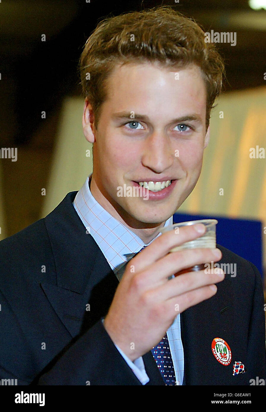 Der britische Prinz William hat bei einem Besuch des Anglesey Agricultural Centre auf Anglesey in Wales ein Bier getrunken. Prinz William nimmt mit seinem Vater Prinz Charles an einem offiziellen Besuch in Wales Teil, um seinen bevorstehenden 21. Geburtstag am 21. Juni zu feiern. Die Reise wird die einzige offizielle Verlobung sein, um sein Coming of Age zu markieren. Stockfoto