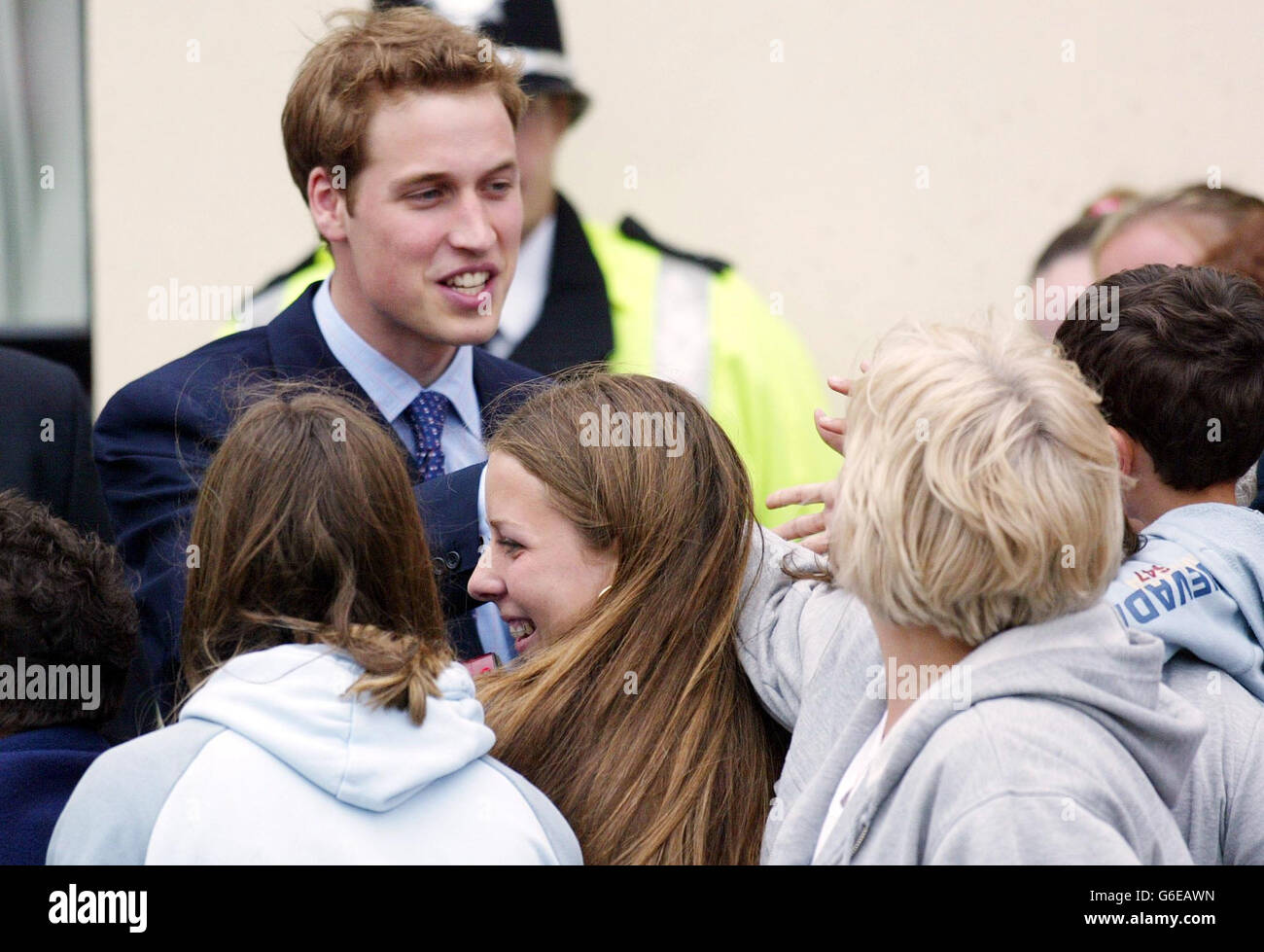 Prinz William verlässt NASH (Newport Action for Single Obdachlos) in Newport, Südwales. Der Besuch mit seinem Vater Prinz Charles war einer von mehreren, die im gesamten Fürstentum anlässlich des 21. Geburtstages des jungen Prinzen arrangiert wurden. Stockfoto