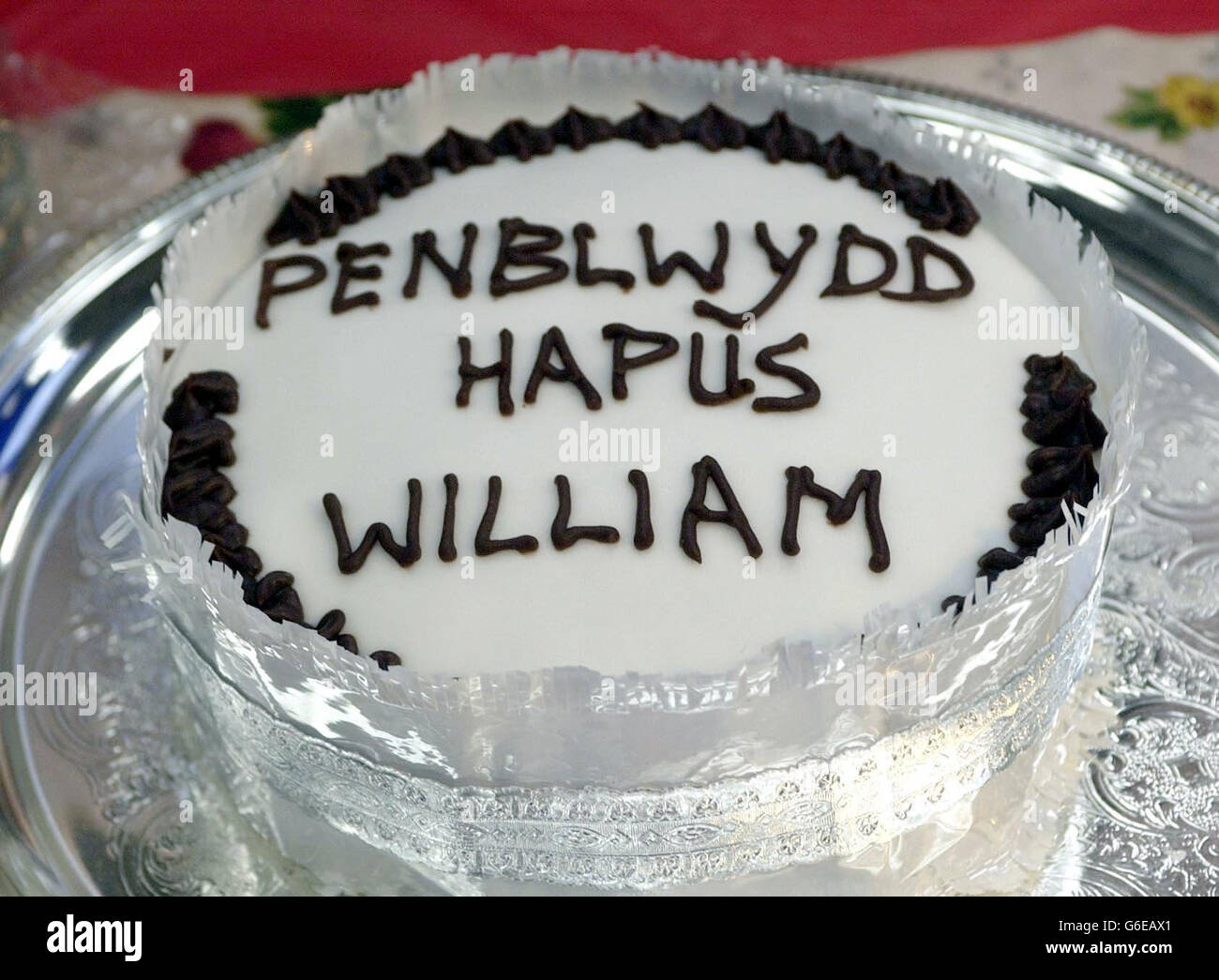 Eine walisische Geburtstagstorte, die speziell für Prinz William gemacht wurde und ihm bei einem Besuch der Anglesey Food Fair in Nordwales geschenkt wurde, sind der Prinz, 21, am kommenden Samstag, und sein Vater, Prinz Charles, für diesen Tag in Wales. * ... und besuchen später Newport Action for Single Obdachlos in Südwales. Stockfoto