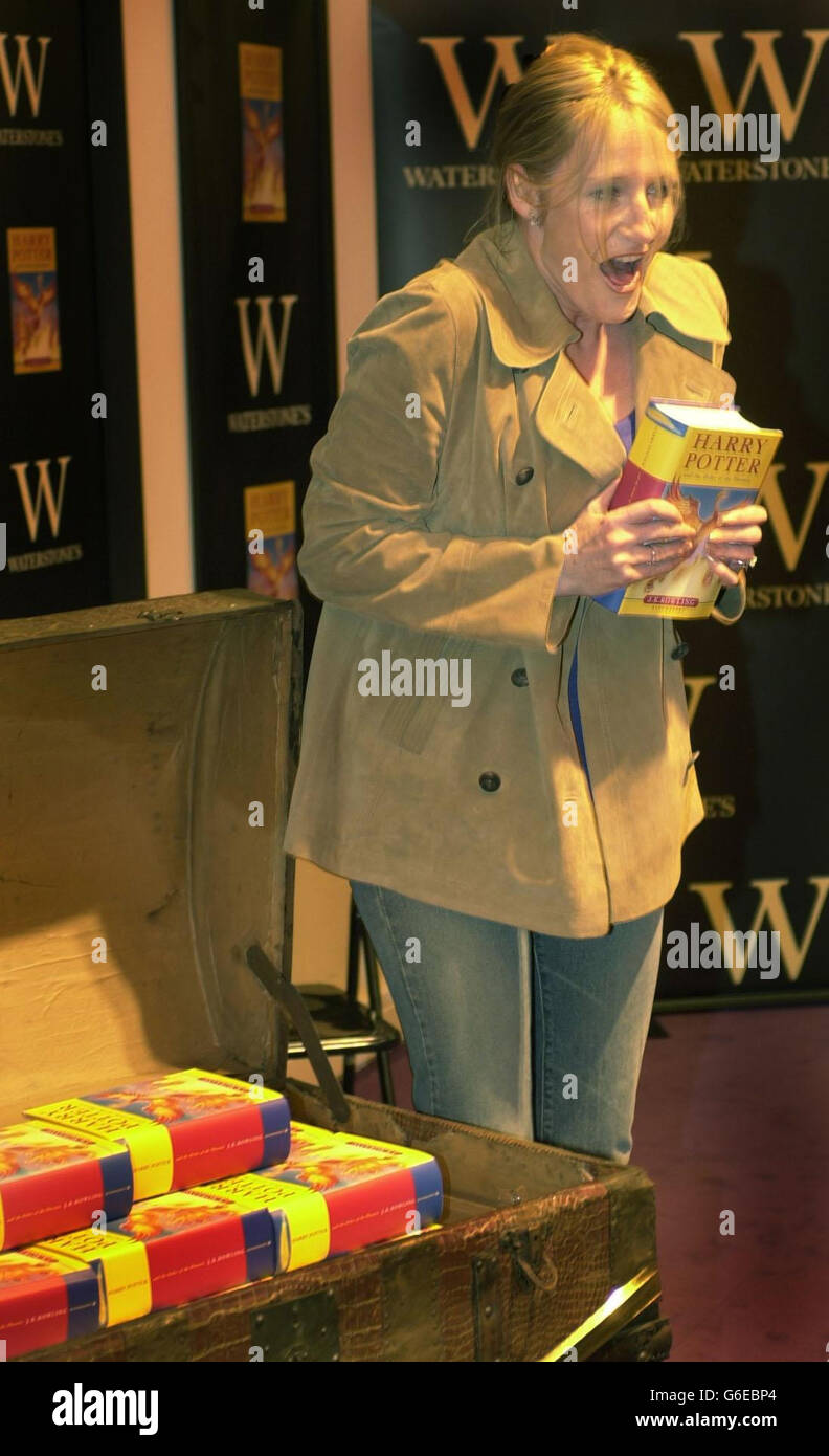 Harry Potter-Autorin J.K Rowling öffnet die erste Kiste mit Büchern für  Kinder im Waterstone`s Buchladen in Edinburgh, als sie ihr neues Buch Harry  Potter und der Orden des Phönix präsentiert. Harrypottergal Stockfotografie  -