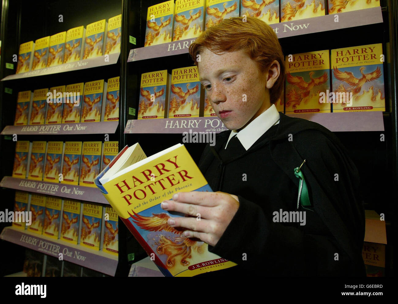 Ron Weasley, ähnlich wie Stephen Collier 9, aus Southampton, ergreift eine  Kopie von Harry Potter und dem Orden des Phönix von J. K. Rowling, bei  Waterstones in Southampton Stockfotografie - Alamy