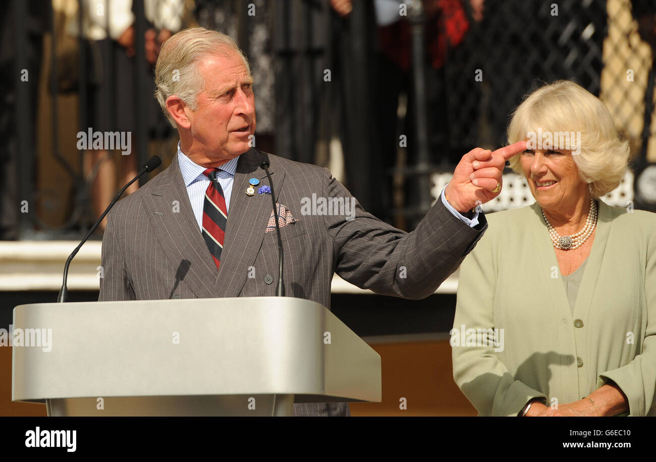 Der Prinz von Wales hält eine Rede, bevor er die Büste von Air Chief Marshal Hugh Dowding (nicht abgebildet) enthüllt, der RAF Fighter Command während der Schlacht von Großbritannien anführte, als er an der Eröffnung des neuen Bentley Priory Battle of Britain Museum in Stanmore teilnahm. Stockfoto