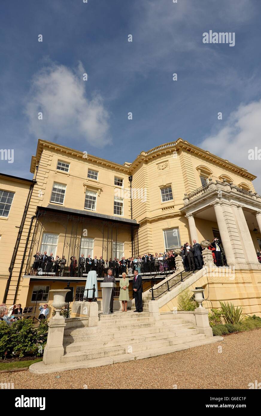 Der Prinz von Wales hält eine Rede, bevor er die Büste von Air Chief Marshal Hugh Dowding enthüllt, der RAF Fighter Command während der Schlacht von Großbritannien anführte, als er an der Eröffnung des neuen Bentley Priory Battle of Britain Museums in Stanmore teilnahm. Stockfoto