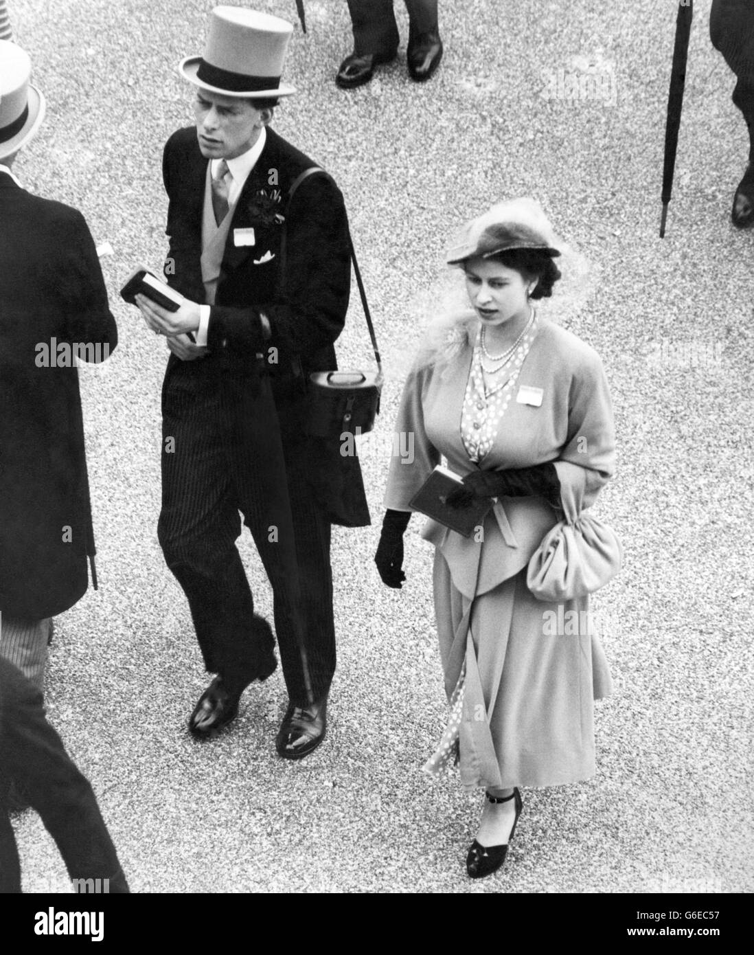 'Royal Race-Goer' S.R.H. PRINZESSIN ELIZABETH verlässt den Kurs in Ascot. Die Prinzessin trägt eine volle Länge New-Style-Ensemble, mit passender Tasche, und flach verschleierte Hut. Stockfoto