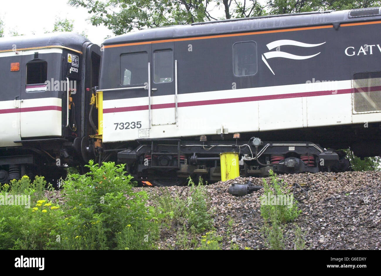 Das entgleiste Drehgestell der hinteren Lokomotive des Gatwick Express-Zuges, der in der Nähe des Bahnhofs Redhill in Surrey von der Strecke abkam. Der Unfall ereignete sich um 0520 Uhr, als der Zug mit einer Geschwindigkeit von etwa 80 km/h fuhr, zwei Linien schloss und schwere Störungen verursachte. * für Züge auf der Strecke London-Brighton und anderen Routen an der Südküste. Eine Passagierin verschlimmerte eine frühere Schleudertrauma, aber keiner der anderen 21 Personen an Bord wurde verletzt. Stockfoto