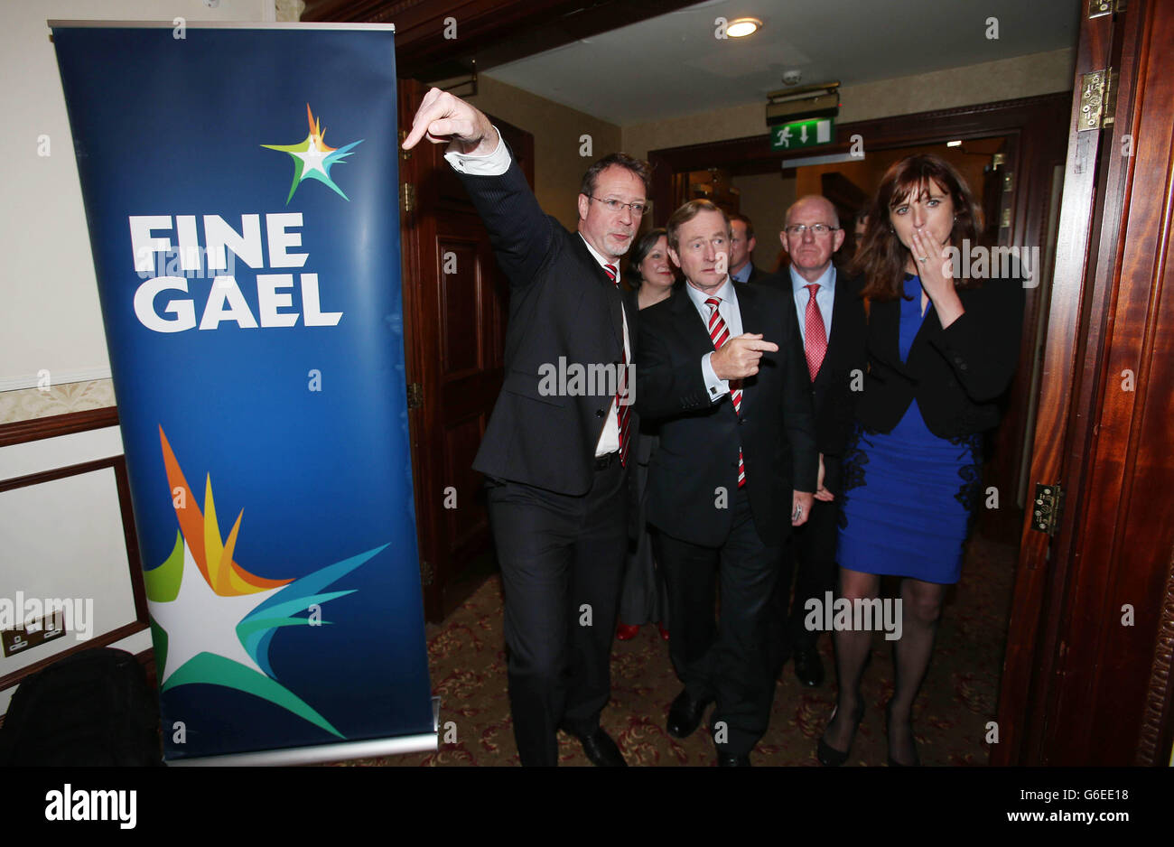 Presseoffiziere geben Taoiseach Enda Kenny Anweisungen, als er heute bei der Fine Gael Party im Heritage Hotel, Killenard, Co Laois ankommt. Stockfoto