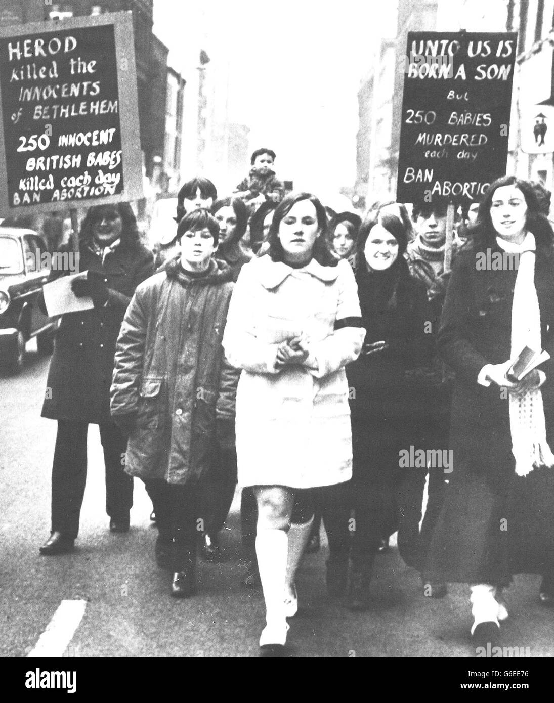 Einige der 500 Menschen, hauptsächlich Jugendliche, die aus Protest gegen Abtreibung marschierten. Sie wurde von der Kampagne „Recht auf Leben“ der Nationalen Jugend organisiert, die von einer Gruppe sechster Former der Grammer School für römisch-katholische Mädchen des Adelphi-Hauses in Salford gestartet wurde. Stockfoto