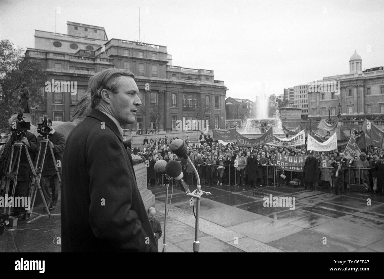 Anthony Wedgwood Benn, Vorsitzender der Labour Party und Herausforderer der stellvertretenden Führung der Labour Party im Parlament, spricht auf einer Kundgebung der Jungen Sozialisten zum Thema Arbeitslosigkeit auf dem Trafalgar Square in London. Stockfoto