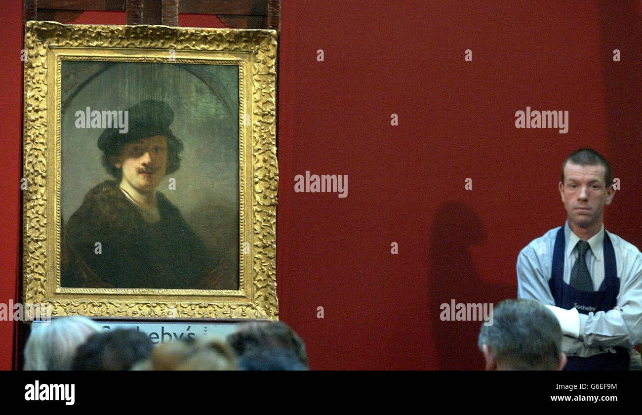 Ein Portier steht neben einem Rembrandt-Selbstporträt in Sothebys Auktionshaus in London. Das Gemälde, entdeckt erst im letzten Herbst, wurde von einem Casino Magnat für einen Rekord gekauft 6.9 Millionen heute. * der Amerikaner Stephen Wynn bot telefonisch für das Meisterwerk an und sagte, er wolle das Werk in Las Vegas zeigen. Die 6,949,600 für das Gemälde, das die Prämie des Käufers enthält, ist der höchste Preis, den ein Selbstporträt des niederländischen Malers bei einer Auktion verkauft hat. Stockfoto