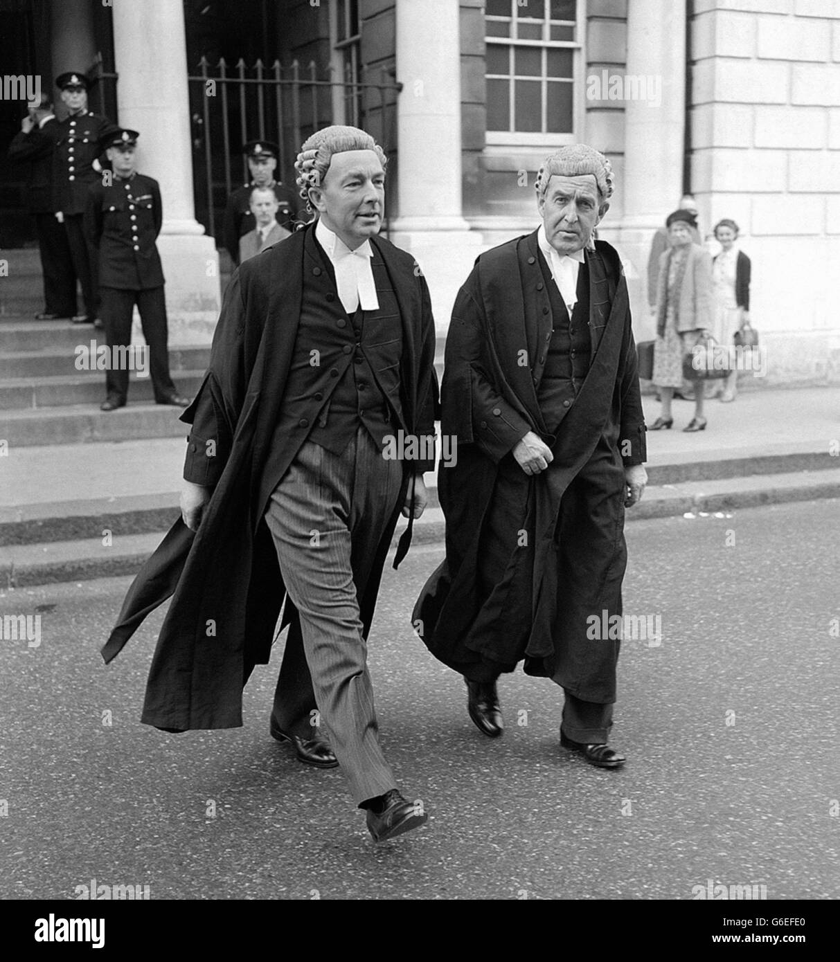 Sir Hartley Shawcross, K. C. (links), der Generalanwalt, und Eric Neve, K.C, in Lewes, Sussex, während des Prozesses gegen John George Haigh. Stockfoto