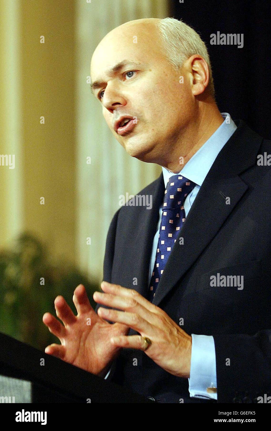 Der konservative Parteiführer Iain Duncan Smith hält seine Rede bei der CEP (Czech Economics and Politics Foundation) in der Hauptstadt der Tschechischen Republik, Prag. 02/10/2003 Frauen Wähler haben die Konservative Partei in erheblicher Zahl seit der letzten Parlamentswahl verlassen, nach einer Umfrage veröffentlicht Samstag 4 Oktober 2003 am Vorabend der Partei s Jahreskonferenz in Blackpool. Der Rückgang der Bewertungen spiegelt sich in zwei Schlüsselgruppen wider, die traditionell die Tories unterstützt haben und unter denen Iain Duncan Smiths Partei einschlagen muss, wenn sie 2005 oder 2006 an die Macht kommen soll - ältere Frauen und Stockfoto