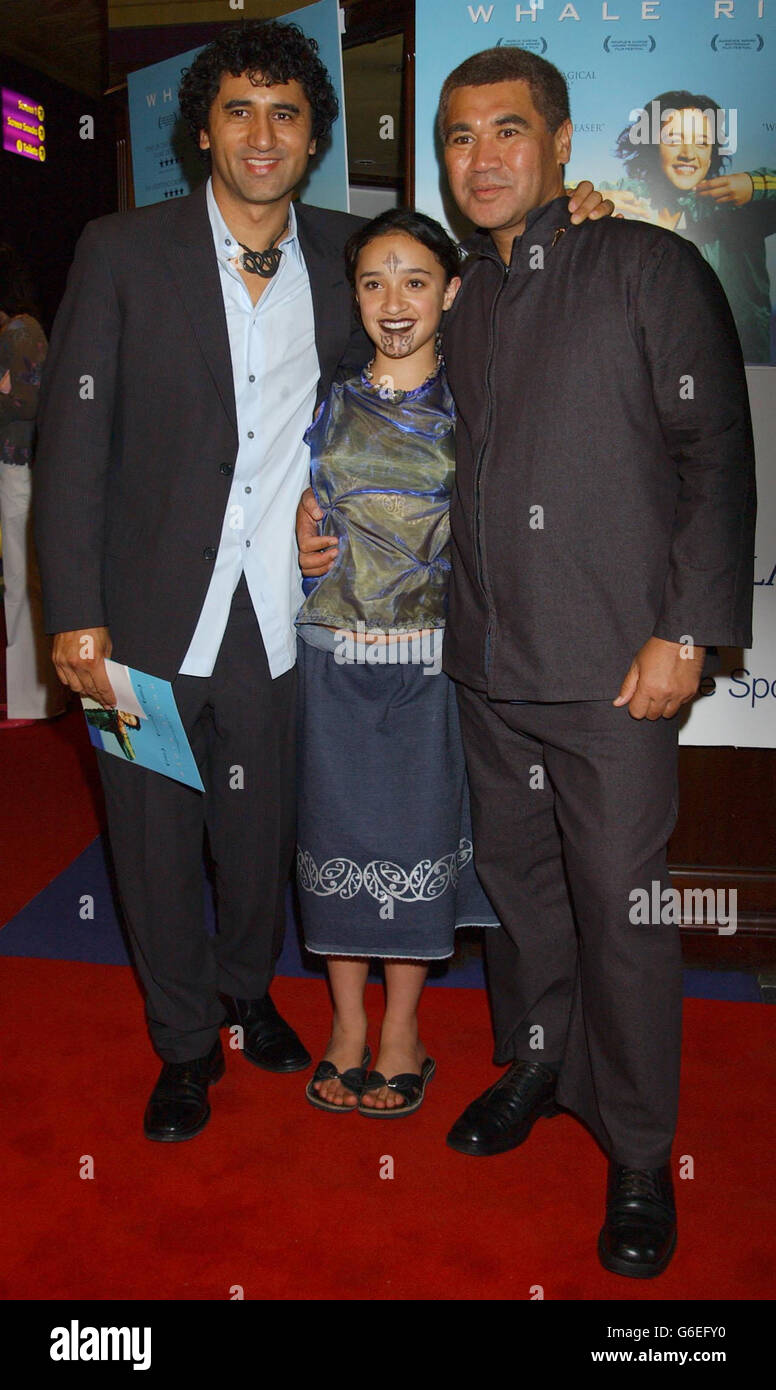 Die Stars des Films (L-R) Cliff Curtis, Keisha Castle-Hughes und Rawiri Paratene kommen zur britischen Premiere von Whale Rider im UGC Cinema in Haymarket im Zentrum von London. Stockfoto