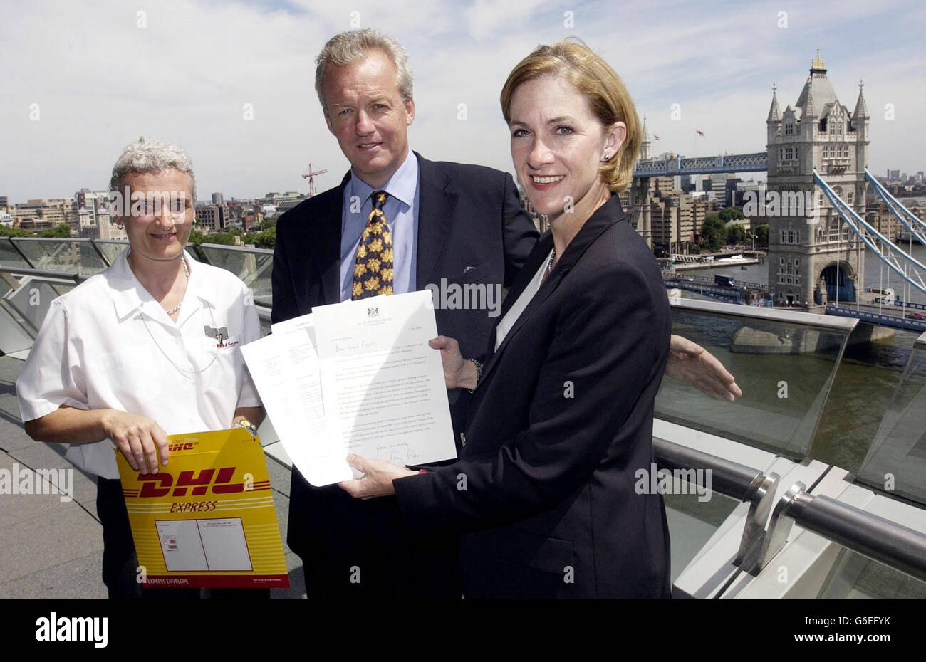 Barbara Cassani, Vorsitzende von London 2012, und Simon Clegg (Mitte), Chief Executive der British Olympics Association, überreichen Briefe zur Bestätigung der Bewerbung Londons für die Spiele 2012 an den DHL-Kurier Jayne Parsons (links) im City Hall, London. *... London nahm offiziell am Wettlauf zur Ausrichtung der Olympischen Spiele 2012 Teil. Briefe von Premierminister Tony Blair, der britischen Olympischen Vereinigung (BOA) und dem Londoner Bürgermeister Ken Livingstone, die die Hauptstadt offiziell als „Bewerberstadt“ nominierten, wurden an das Internationale Olympische Komitee in Lausanne, Schweiz, geschickt. Frau Cassani, die die Ausschreibung leitet, sagte: „das ist ein Stockfoto