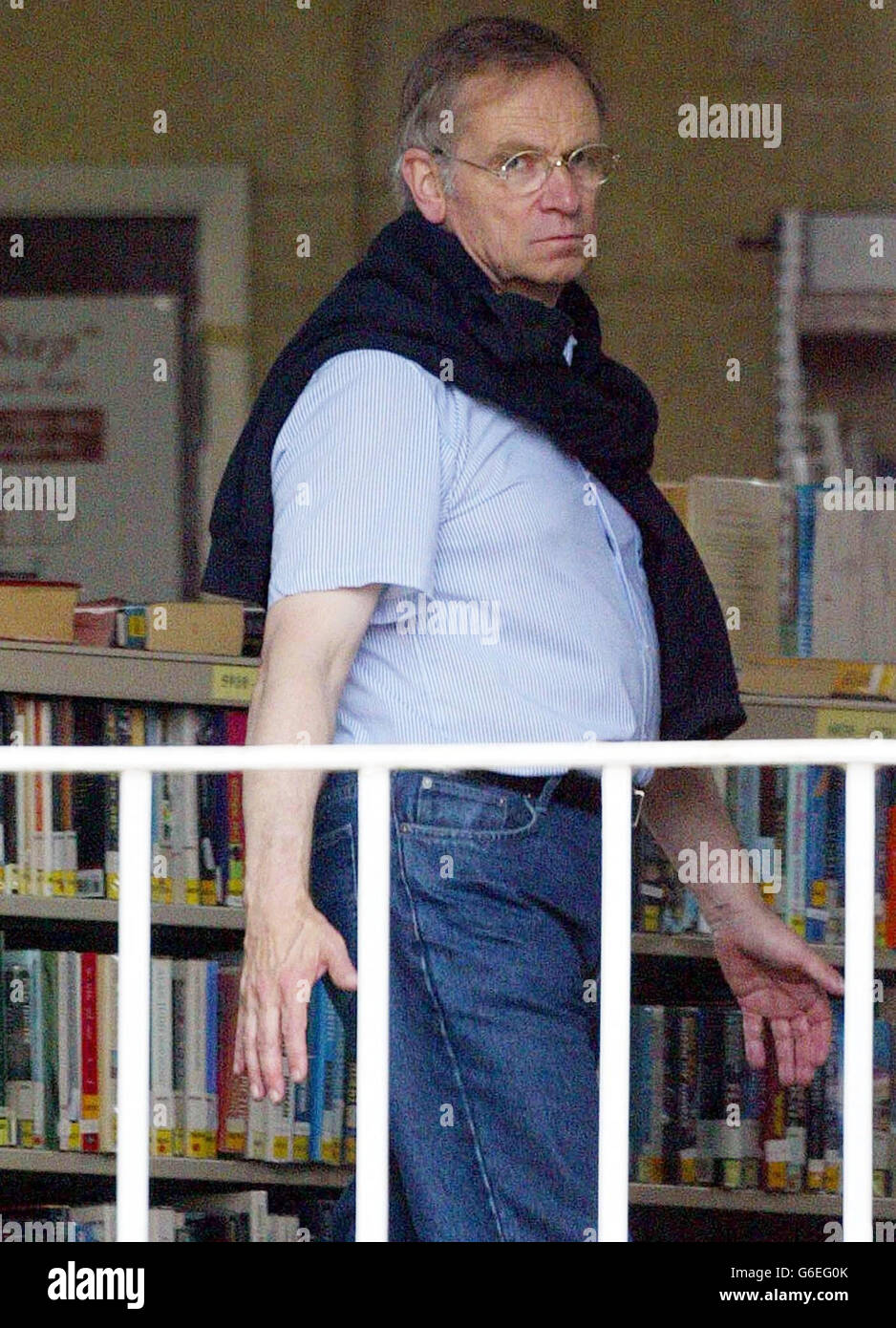 Lord Archer, der entehrt Tory ist, geht durch die Bibliothek des Hollesley Bay Prison, bevor er später in diesem Monat entlassen wird. Archer, der im Juni 2001 wegen Meineids zu vier Jahren verurteilt wurde, wird voraussichtlich aus dem offenen Gefängnis in der Nähe von Woodbridge, Suffolk, entlassen. * ... Juli 21 2003 nach der Hälfte seiner Strafe. *210703: Lord Archer, der am 21. Juli 2003 aus dem Gefängnis entlassen wurde, nachdem er zwei Jahre lang eine vierjährige Haftstrafe wegen Meineids verbüßt hatte. Sein erster Auftritt als freier Mann wurde erwartet, dass sie stattfinden früh an diesem Morgen, als er Hollesley Bay offenen Gefängnis verlässt, in Suffolk. 18/09/2003: Stockfoto