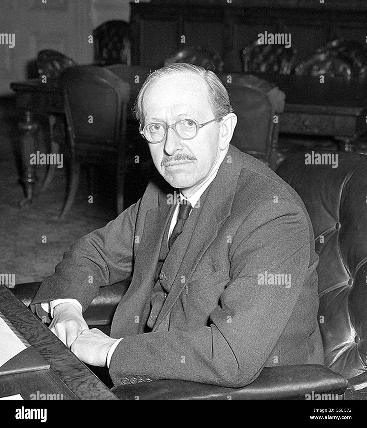 Lord Salisbury im Commonwealth Relations Office in Downing Street, London. Lord Salisbury, der nach den letzten Parlamentswahlen zum Lord Privy Seal und Führer des Oberhauses ernannt wurde, wurde kürzlich zum Staatssekretär für Commonwealth-Beziehungen ernannt, als General Lord Ismay den Kabinettsposten aufgab, um erster Generalsekretär der Organisation für den Nordatlantikvertrag zu werden. Lord Salisbury ist 58 Jahre alt und der heutige Chef der berühmtesten politischen Familie Großbritanniens. Er ist ein linearer Nachkomme des großen Lords Burghley, der als Minister für Königin Elizabeth I im 16. Jahrhundert diente. Stockfoto