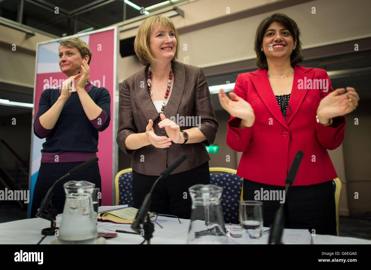 (Von links nach rechts) Schatten-Innenministerin Yvette Cooper, die stellvertretende Labour-Führerin Harriet Harman und die Feltham-Abgeordnete Seema Malhotra nehmen am Vorabend der Labour Party-Konferenz in Brighton an der Nationalen Frauenkonferenz Teil. Stockfoto