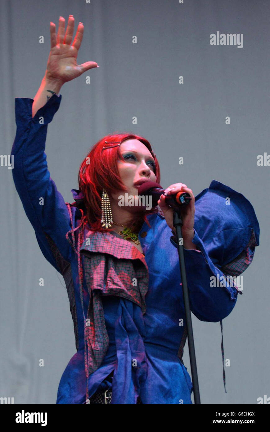 Pete Burns von der 80er-Jahre-Band 'Dead or Alive', die während des Mardi Gras 2003 - Pride in the Park Konzerts im Londoner Hyde Park auf der Bühne auftrat. Stockfoto Pete Burns von der 80er-Jahre-Band 'Dead or Alive', die während des Mardi Gras 2003 - Pride in the Park Konzerts im Londoner Hyde Park auf der Bühne auftrat. Stockfoto