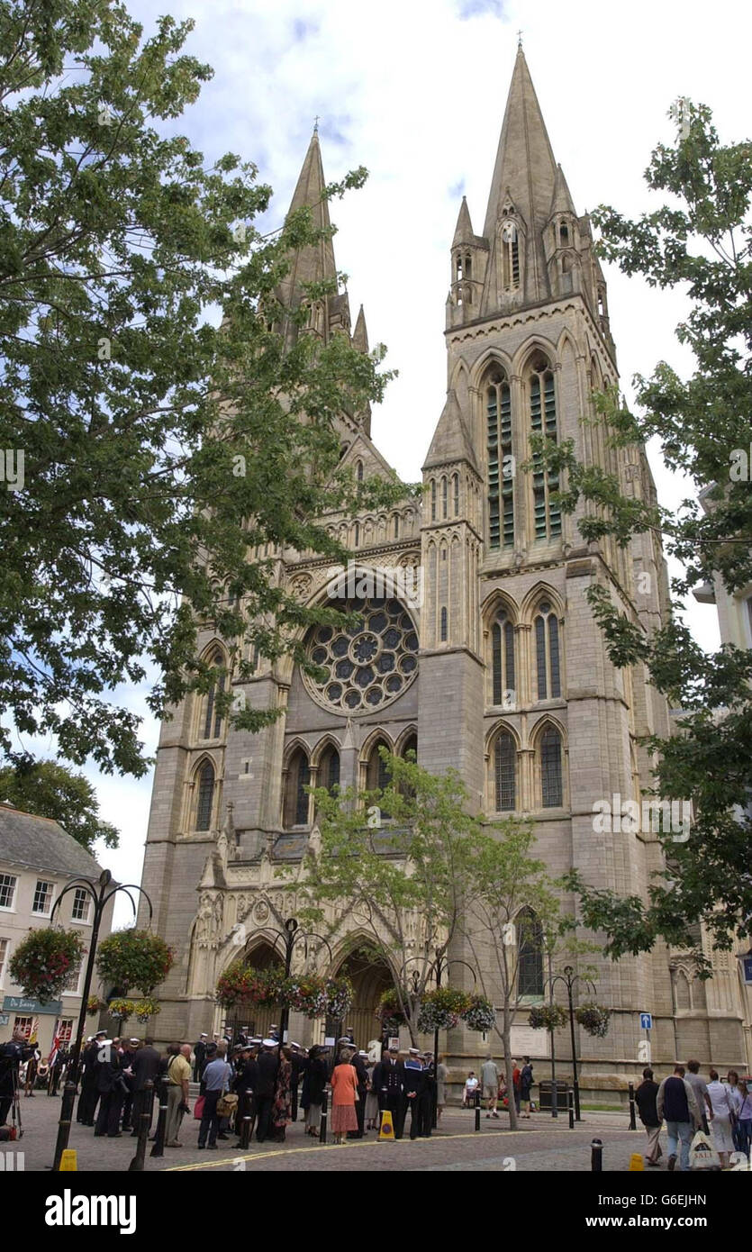 Truro Kathedrale in Cornwall vor einem Gottesdienst zu Ehren von sieben Mitgliedern eines Hubschraubergeschwaders der Marine, die bei einem Luftabsturz im Irak-Krieg ums Leben kamen. Der Dienst, der vom Herzog von York besucht wird, wird zu Ehren von sieben Mitgliedern des 849 Naval Air Squadron gehalten. * einer von ihnen ein Amerikaner, der in der Royal Naval Air Station Culdrose, Helston, Cornwall, stationiert ist, der starb, als zwei Sea King Hubschrauber während des Krieges gegen den Irak kollidierten.der Absturz ereignete sich gegen 1.30 Uhr am Morgen des 22. März über dem nördlichen Arabischen Golf. Stockfoto