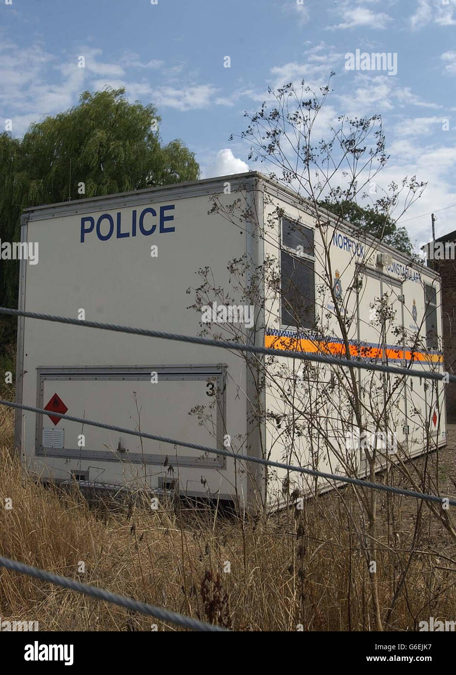 Eine mobile Polizeiwache, die vor dem Gelände der Tony Martins Farm in Emneth Hungate, Norfolk, eingerichtet wurde. Martin, der aus dem Gefängnis entlassen werden soll, wird nach Androhung von Racheangriffen 24 Stunden Schutz erhalten. * die Freunde von Herrn Martins haben mit Wut auf die Freilassung von Brendan Fearon am Freitag reagiert, weniger als ein Drittel der Zeit, die sie durch eine 18-monatige Haftstrafe wegen Heroinhandel verhängt haben. Innenminister David Blunkett hat vom Leiter des Gefängnisdienstes einen Bericht über die baldige Freilassung von Fearons gefordert. Stockfoto