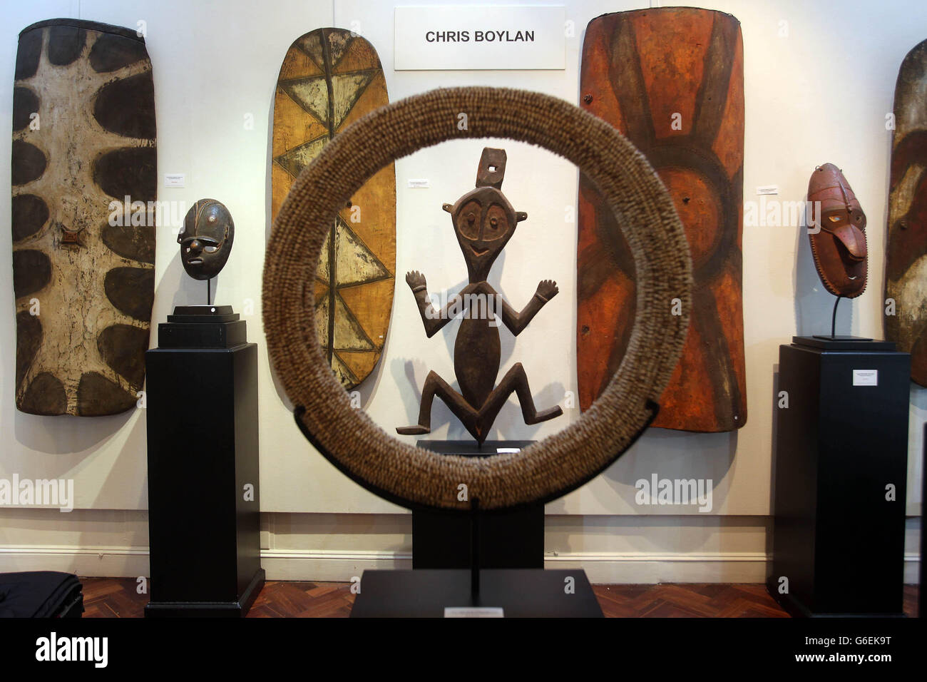 Eine weibliche rituelle Figur aus den Torocelli-Bergen in Papua-Neuguinea wird während eines Fotoaufrufs zur Tribal Perspectives-Kunstausstellung in der Gallery in Mayfair, London, durch einen Ring aus Muscheln gesehen. Stockfoto