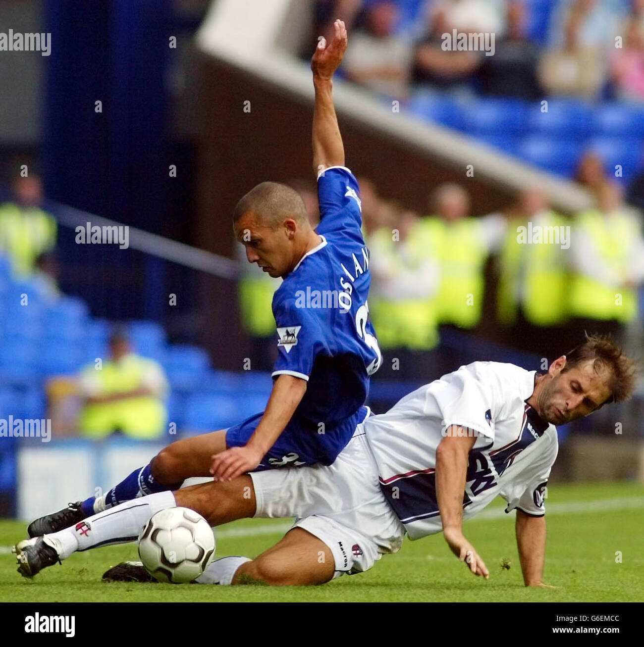 Evertons Leon Osman wird von Bolognas Marcello Castellini während ihres Freundschaftsspiel im Goodison Park, Liverpool, Sonntag, 10. August 2003, angegangen. Stockfoto