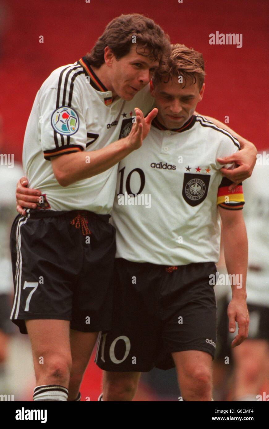 Fußball - Euro 96 - Deutschland gegen Tschechien. Die deutschen Andreas Moller und Thomas Hassler feiern nach dem Spiel Stockfoto