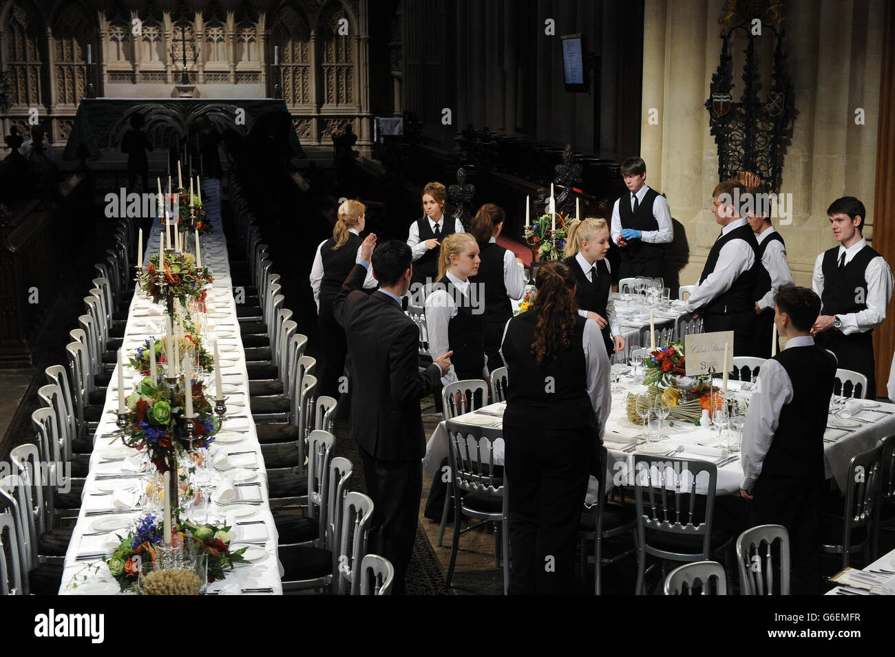 Caterer bereiten sich auf das große Bad Festmahl in Bath Abbey, ein Michelin-Stern Mahlzeit in Hilfe von Wohltätigkeitsorganisationen für 100 Gäste. Stockfoto