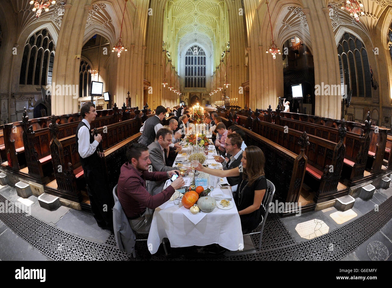 Gäste können das große Festmahl in Bath Abbey einnehmen, ein mit einem Michelin-Stern ausgezeichnetes Menü, das für 100 Gäste wohltätig ist. Stockfoto