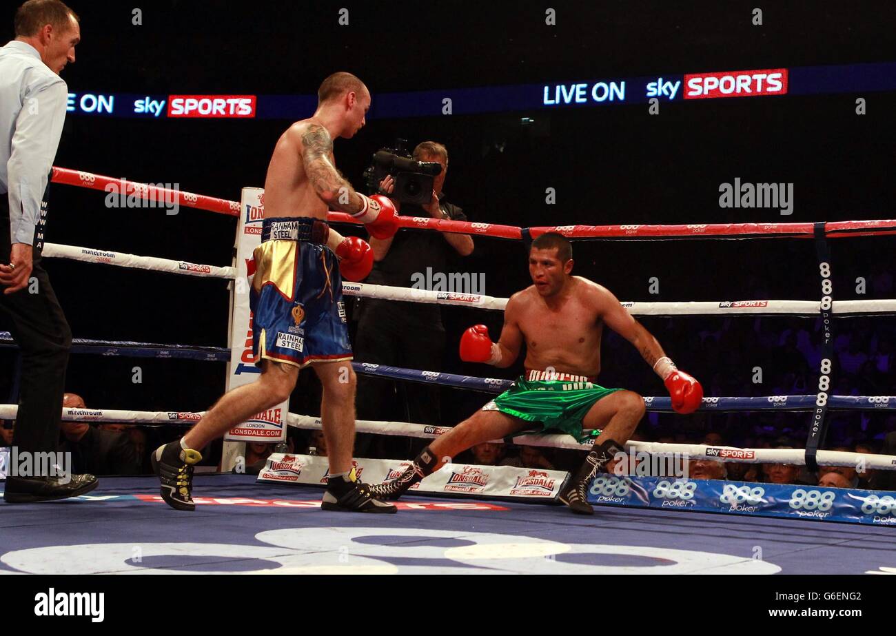 Kevin Mitchell (links) sieht zu, wie Marco Lopez während des vakanten IBF Inter-Continental Lightweight Championship-Kampfes in der O2 Arena in London auf die Leinwand trifft. Stockfoto