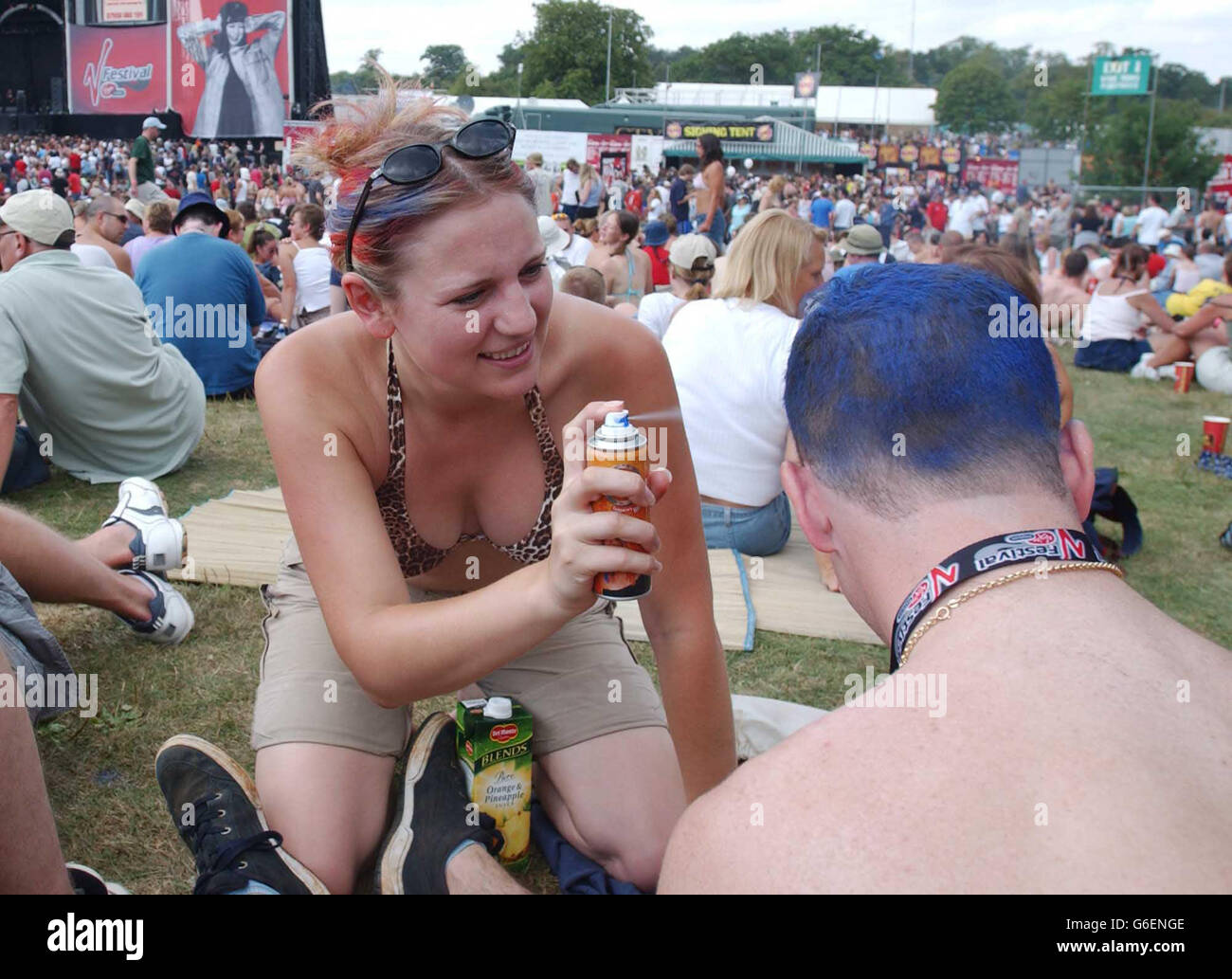 Nachtschwärmer genießen das V2003 Rock Festival in Chelmsford, Essex. Stockfoto