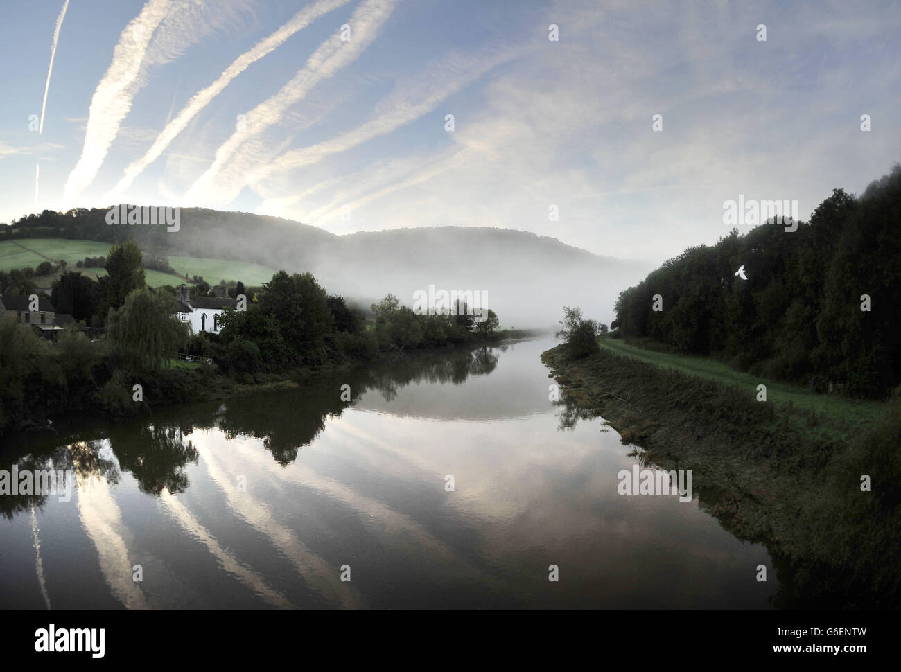 Am frühen Morgen verharren Nebel, wenn die Sonne über Brockweir im Wye Valley aufgeht. Stockfoto