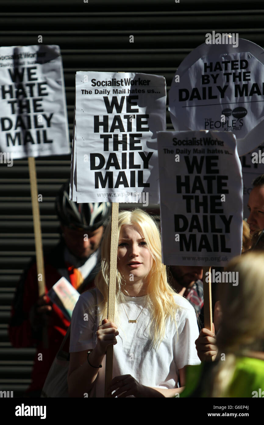 Demonstranten versammeln sich vor dem Hauptsitz der Daily Mail im Westen Londons, während der Streit über den Artikel der Daily Mail über den verstorbenen Vater von Oppositionsführer Ed Miliband, Ralph Miliband - ein bekannter marxistischer Akademiker - unter der Überschrift: "Der Mann, der Großbritannien hasste" weitergeht. Stockfoto