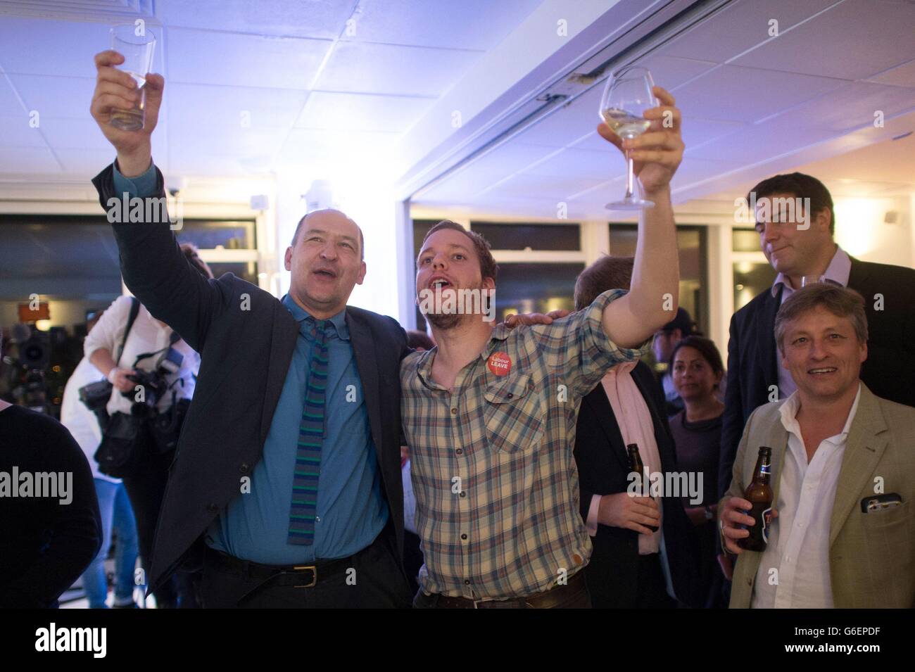 Anhänger der Ausreise aus der EU feiern auf einer Party, veranstaltet von Leave.EU im Zentrum von London, wie sie Ergebnisse von ganzen Land nach Donnerstag EU-Referendum hereinkommen sehen. Stockfoto