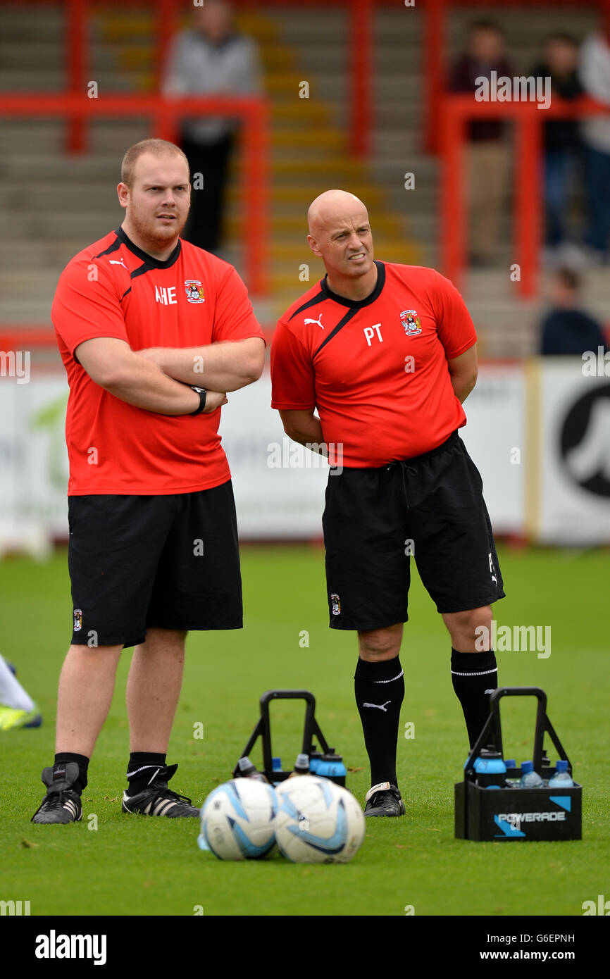 Fußball - Sky Bet League One - Stevenage gegen Coventry City - Lamex Stadium. Der Sportwissenschaftler Pete Tierney von Coventry City (rechts) und Club-Masseur Andrew Hemmings (links) während des Aufwärms Stockfoto