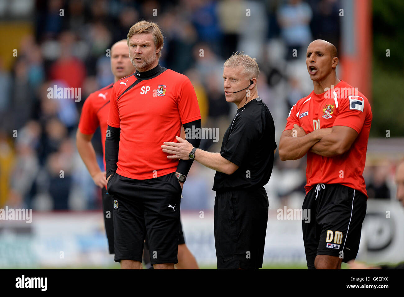 Fußball - Sky Bet League One - Stevenage gegen Coventry City - Lamex Stadium. Steven Pressley, Manager von Coventry City (links), auf der Touchline, während Dino Maamria (rechts), Assistenzmanager von Stevenage, Befehle ausruft Stockfoto