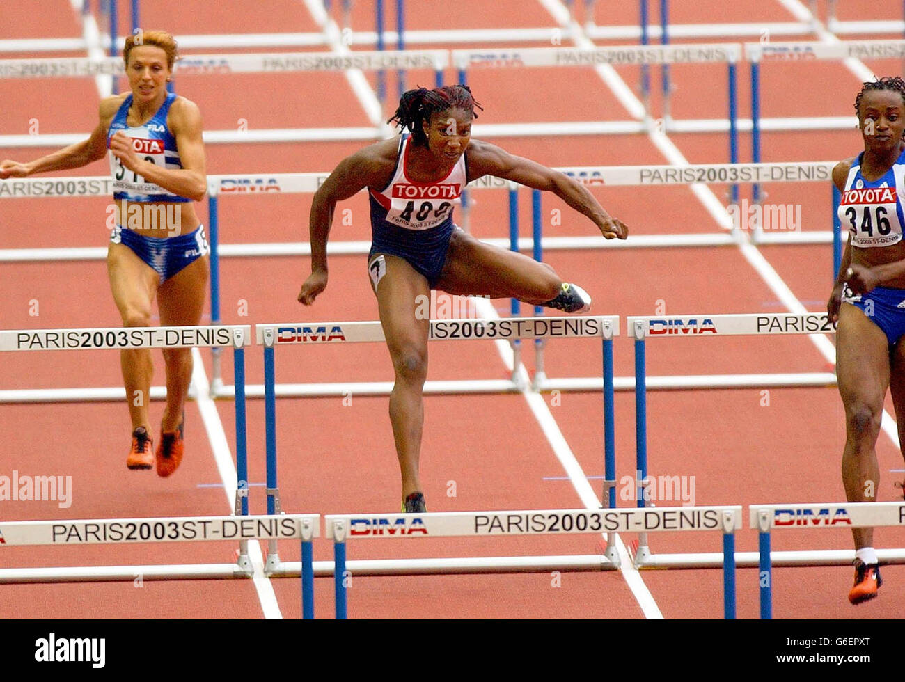 Die britische Denise Lewis springt beim 100mHürdenlauf, ihrem ersten Rennen im Heptathlon, bei