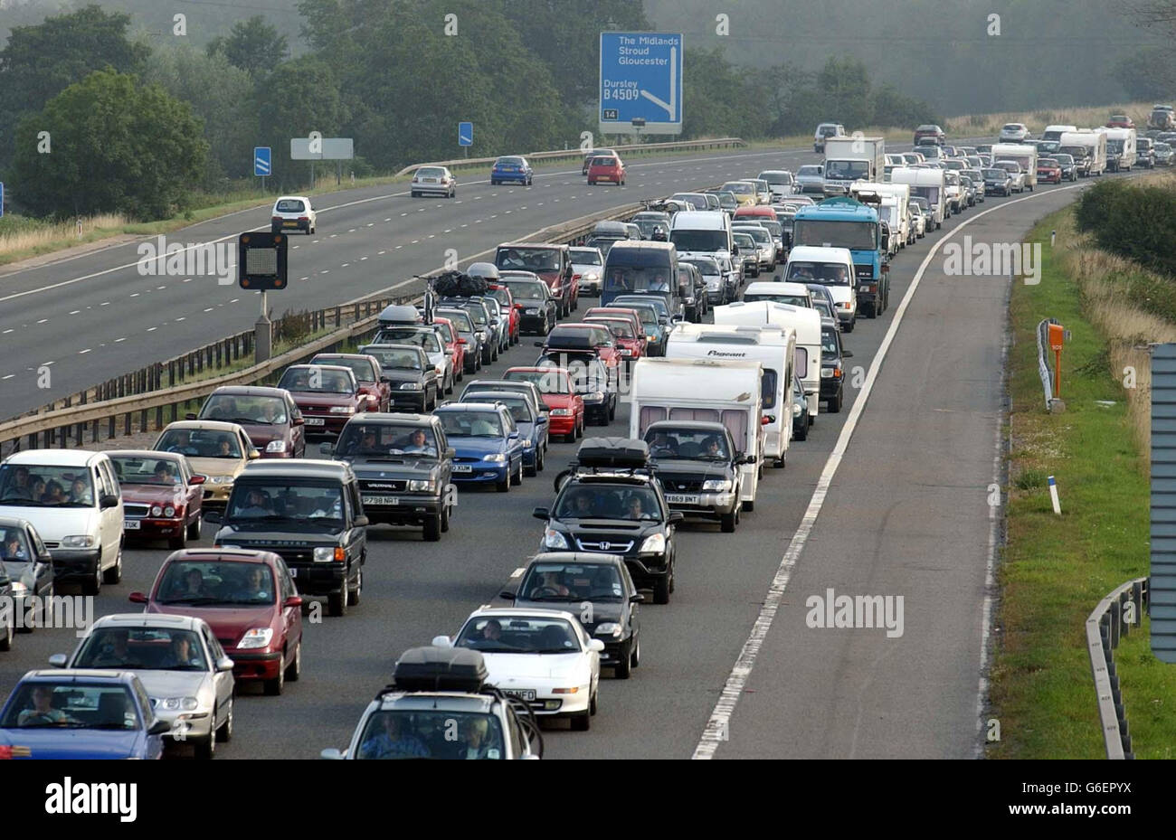 Auf der Autobahn M5 in Richtung Süden wird der Verkehr langsam, wenn er sich der Umgehungsstraße M4 in der Nähe von Bristol nähert. 28/05/2004: Mehr als 12 Millionen Autos sind auf die Straße dieses Bank Holiday Wochenende, eine Umfrage ergab Freitag, 28. Mai 2004. Mehr als ein Viertel der Arbeitnehmer (28%) buchen einen Tag frei, um den Verkehr zu vermeiden, während 63% verlassen Arbeit früh oder spät, heute, um den Ansturm zu schlagen, die Umfrage von Kfz-Versicherung Direct Line gefunden. Stockfoto