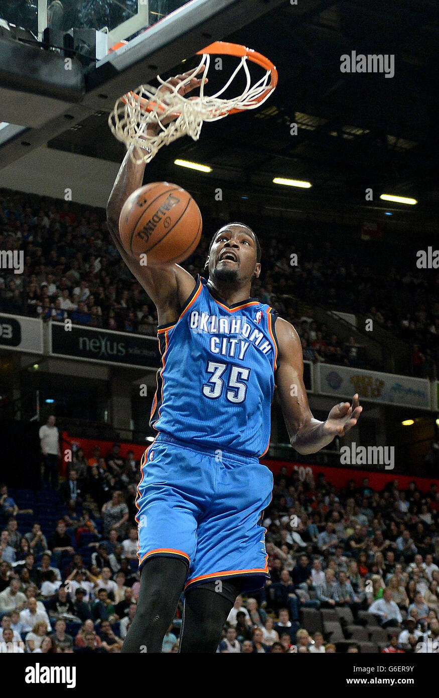 Kevin Durant von Oklahoma City Thunder spielt bei den NBA Global Games in der Phones4 U Arena in Manchester gegen die Philadelphia 76er. Stockfoto