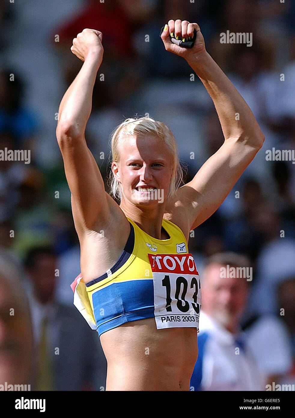 Die Schwedin Carolina Kluft feiert ihre persönliche Bestzeit im Schuss beim Frauen-Heptathlon-Event bei den IAAF Leichtathletik-Weltmeisterschaften in Paris. Stockfoto