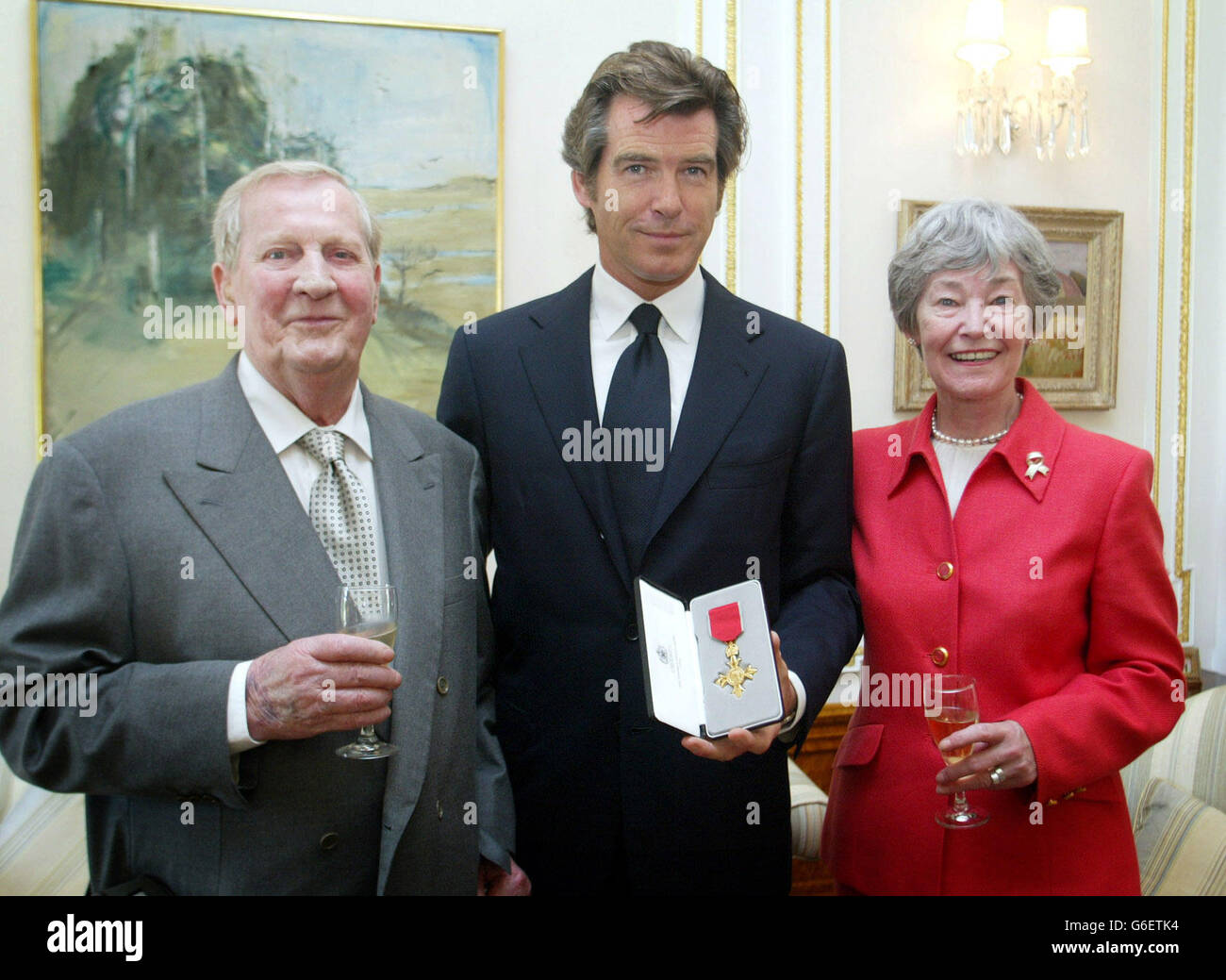 Pierce brosnan eltern frau carmichael Fotos und Bildmaterial in hoher