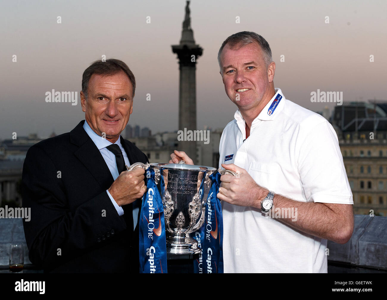 Der ehemalige Liverpool-Spieler Phil Thompson (links) und der ehemalige Manchester United-Spieler Gary Pallister halten beim Start des Wettbewerbs im Trafalgar Hotel, London, die Capital One Trophäe Stockfoto