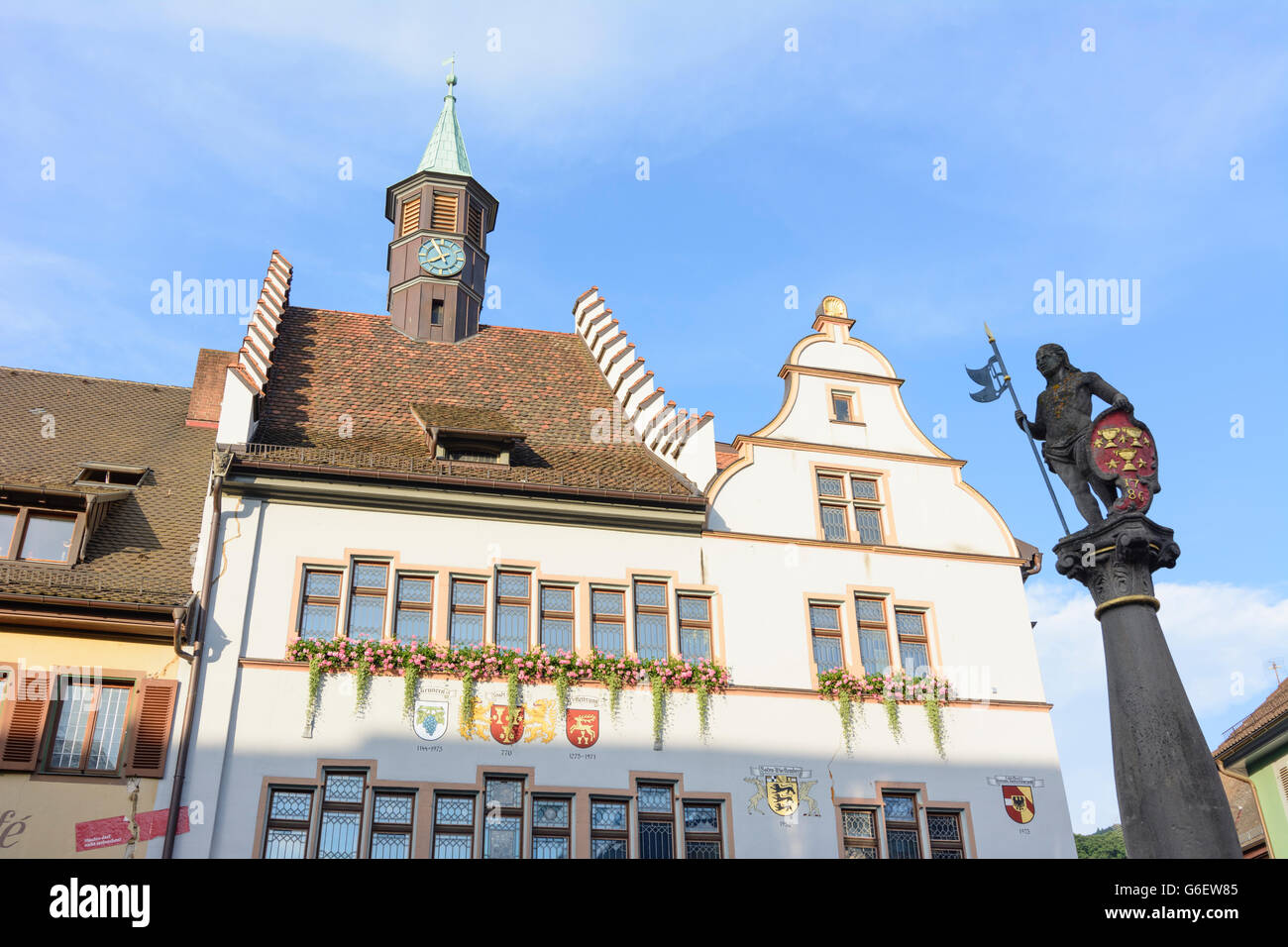 Marktplatz mit Rathaus und Hebung Risse infolge fehlerhaften Geothermie-Bohrung, Staufen Im Breisgau, Deutschland, Baden-Würt Stockfoto