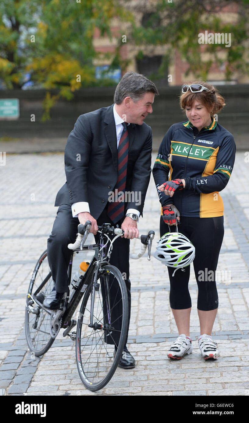 Der Sportminister Hugh Robertson testet bei einer Fotozelle im Rathaus von Leeds ein Rennrad. Der Minister besuchte Leeds und besuchte Personen, die an der Organisation des Grand DEPART der Tour de France beteiligt waren, der im kommenden Juli in der Stadt beginnt. Stockfoto