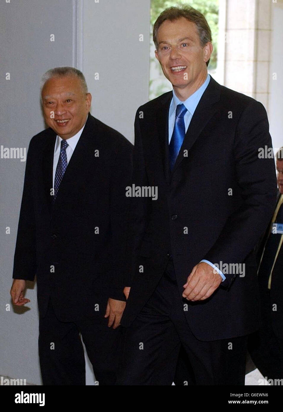 Premierminister Tony Blair mit Tung Chee-hwa , dem Chef der Sonderverwaltungsregion Hongkong in Hongkong. Blair flog von Hongkong nach Hause und untersagte einen Besuch in Fernost, um nicht von einem Taifun gestrandet zu werden. * auf Anraten des Kapitäns seines von British Airways gecharterten Boeing 777-Jets. Blair hat ein Programm von Veranstaltungen für heute und morgen abgesagt und ist stattdessen nach Heathrow aufgebrochen. Stockfoto