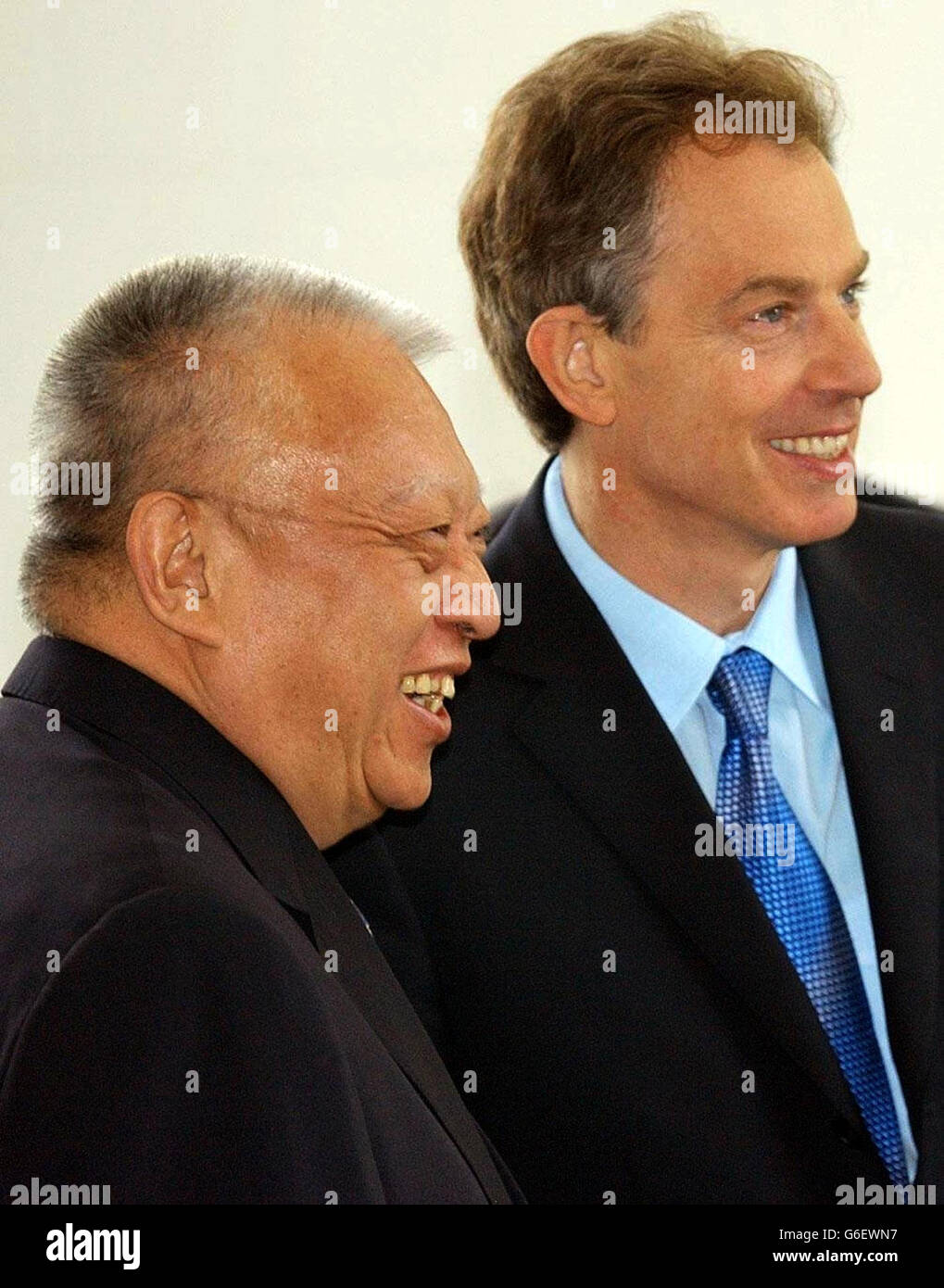 Premierminister Tony Blair mit Tung Chee-hwa , dem Chef der Sonderverwaltungsregion Hongkong in Hongkong. Blair flog von Hongkong nach Hause und untersagte einen Besuch in Fernost, um nicht von einem Taifun gestrandet zu werden. * auf Anraten des Kapitäns seines von British Airways gecharterten Boeing 777-Jets. Blair hat ein Programm von Veranstaltungen für heute und morgen abgesagt und ist stattdessen nach Heathrow aufgebrochen. Stockfoto