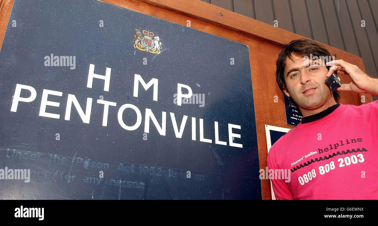 Ronnie O'Sullivan vor dem Pentonville Gefängnis in Nord-London, wo er die Initiative Prisoners Families Helpline enthüllte, um Verwandten zu helfen, mit der Inhaftierung eines geliebten Menschen fertig zu werden. * die Helpline wird von der Lotterie finanziert und wird die erste nationale gebührenfreie Telefonnummer ihrer Art sein. Das Snooker-Ass, genannt The Rocket, sagte vor dem heutigen Start: Als mein Vater ins Gefängnis geschickt wurde, war es ein totale Schock. Meine ganze Familie war am Boden zerstört. Die Helpline für die Familien der Gefangenen wird Familien wie meiner helfen, die praktische Informationen und Unterstützung benötigen. Sein Vater, Ronnie SNR, dient dem Leben Stockfoto